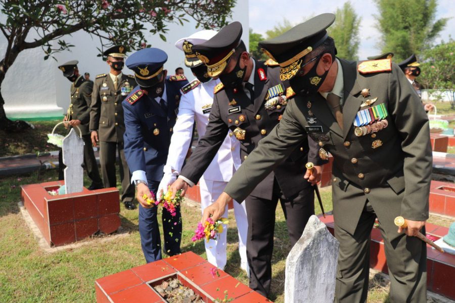 Kapolda Banten Bersama Danrem 064/MY, Lakukan Ziarah Ke TMP Dalam Rangka HUT TNI Ke-75