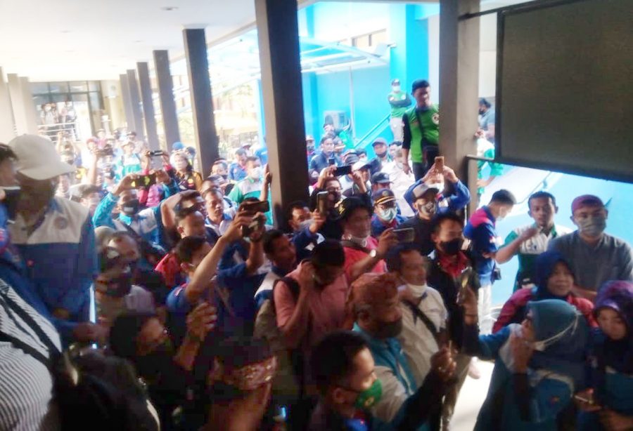 UMK Diputuskan Dewan Pengupahan, Ratusan Buruh Serbu Kantor Disnakertrans Banten