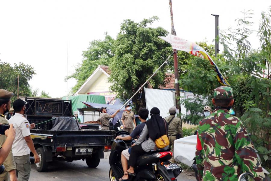Personil Gabungan Satpol PP, TNI dan POLRI, Tertibkan Reklame Tak Berizin