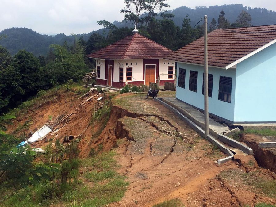 Gedung Sekolah dan Mushola di Lebak Hampir Terseret Longsor Akibat Hujan