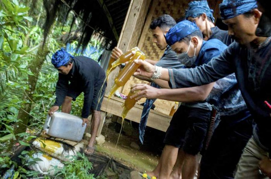 Lembaga Adat Baduy Musnahkan Madu Palsu Hasil Sitaan Warga