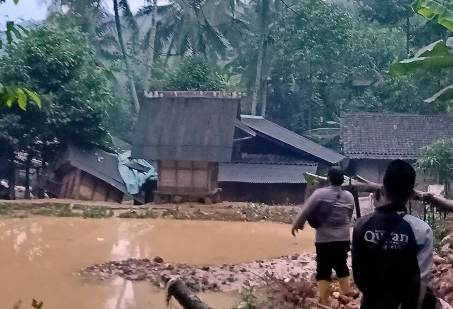 Hujan Deras Akibatkan Tebing Longsor Dan Rendam Rumah Warga di Cibeber