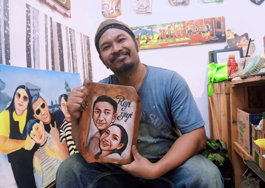 Melukis di Atas Media Genteng Menjadi Pilihan Alternatif
