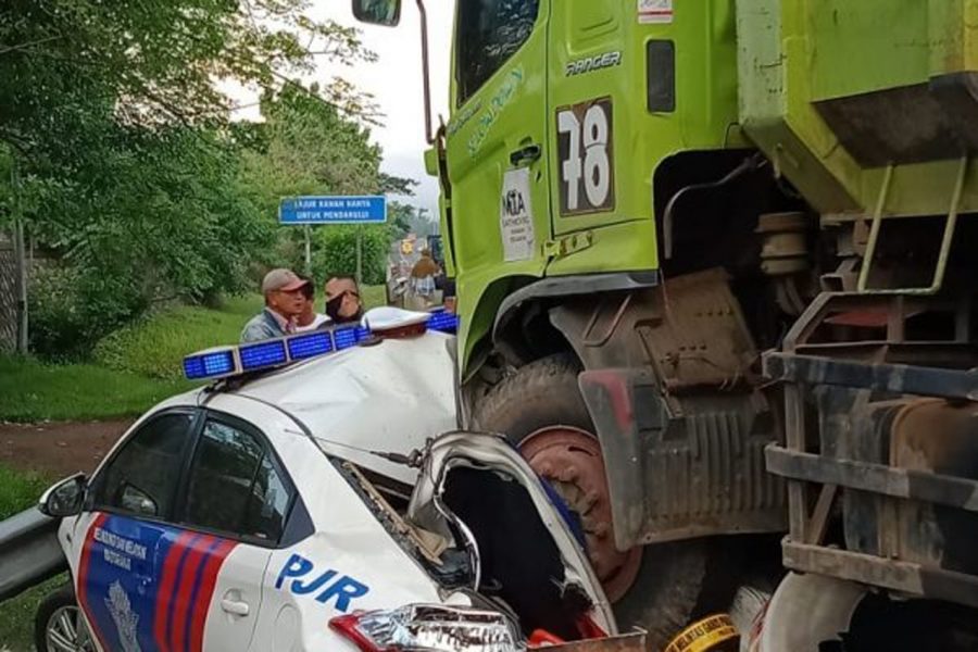 Mobil Patroli PJR Dihantam Dump Truk di Tol Tangerang-Merak Dalam Tabrakan Beruntun