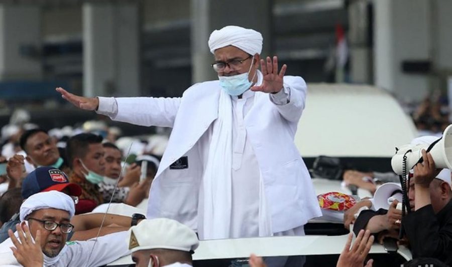 Massa Bentuk Barikade Sambut Habib Rizieq, Petinggi FPI Hadir di Pintu Kedatangan