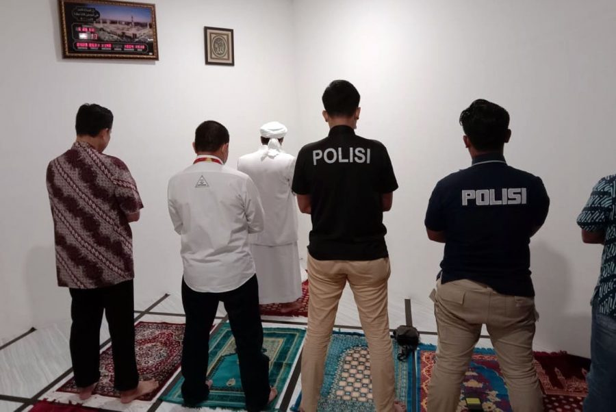 Anggota Polisi Ajak Habib Rizieq Tunaikan Shalat Maghrib Berjamaah