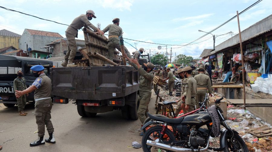 Satpol PP Pemkot Serang Angkut Puluhan PKL Pinggil Jalan Pasar Rau