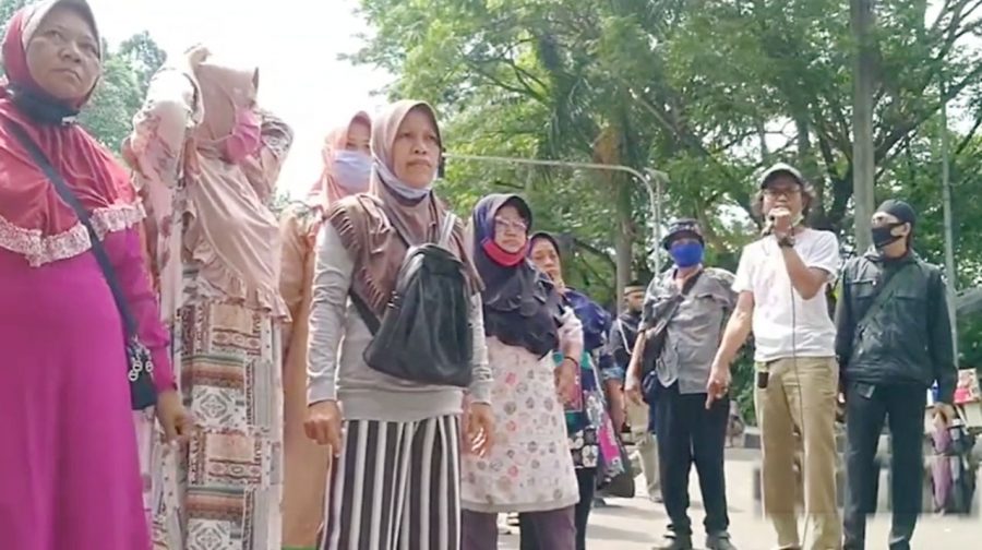 Warga Korban Penggusuran Tol JORR II Geruduk Gedung Pemkot Tangerang