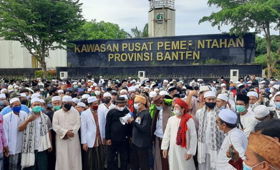 Ratusan Muslim Banten Berkumpul di Depan Pemprov Suarakan Habib Rizieq Harus Dibebaskan