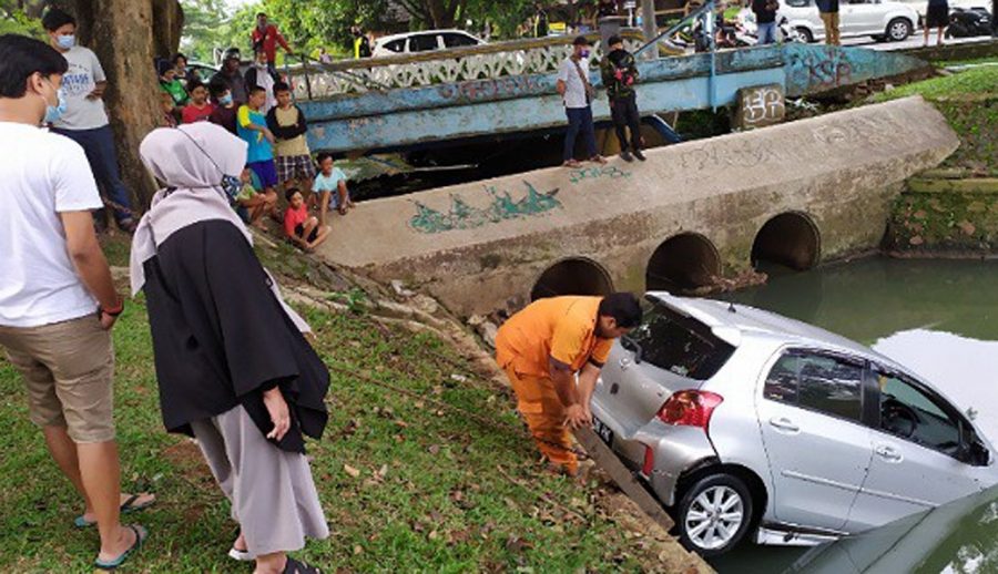 Sebuah Mobil Hilang Kendali Hingga Terjun ke Dasar Parit di Bintaro Sektor 9