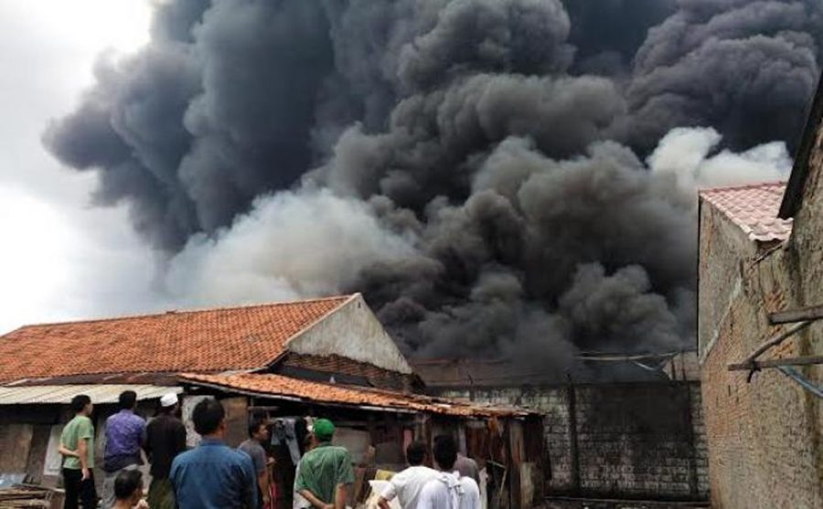 Pabrik Plastik Terbakar di Pergudangan Kosambi Tangerang