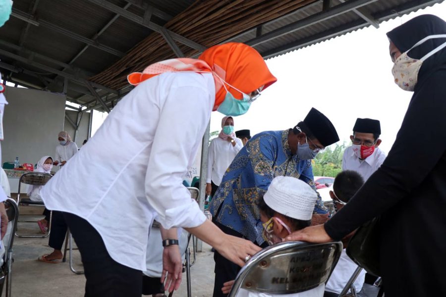 Walikota Airin Berikan Santunan Yatim di 6 Kelurahan Kecamatan Setu
