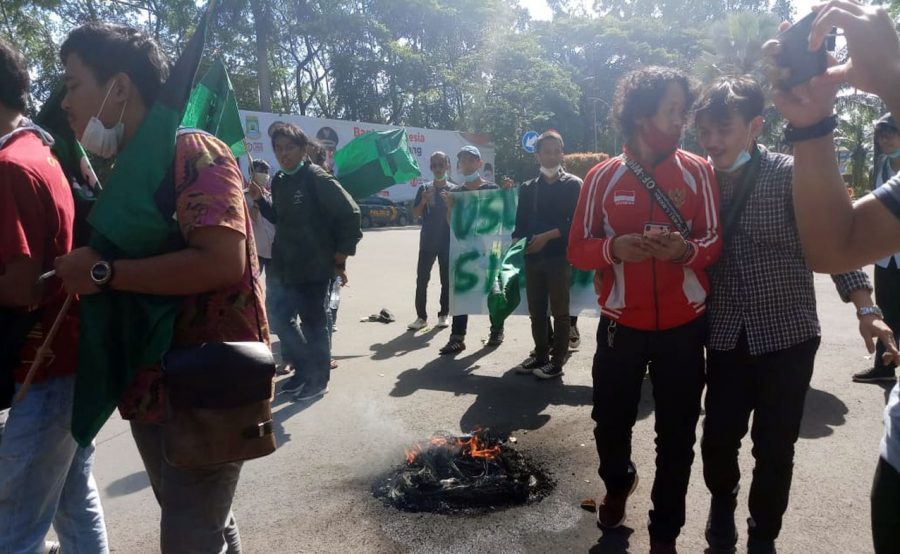 Mobil Angkot Si Benteng Tak Difungsikan, HMI Gelar Aksi di Depan Pemkot Tangerang