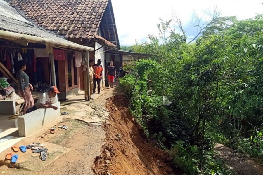 Dampak Curah Hujan Tinggi, 13 Rumah di Lebak Dilanda Longsor