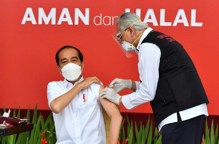 Jokowi Divaksin di Lengan Kiri Oleh Dokter Kepresidenan