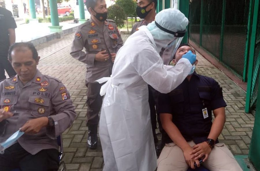 Personel Bidhumas Polda Banten Lakukan Pemeriksaan Swab Antigen