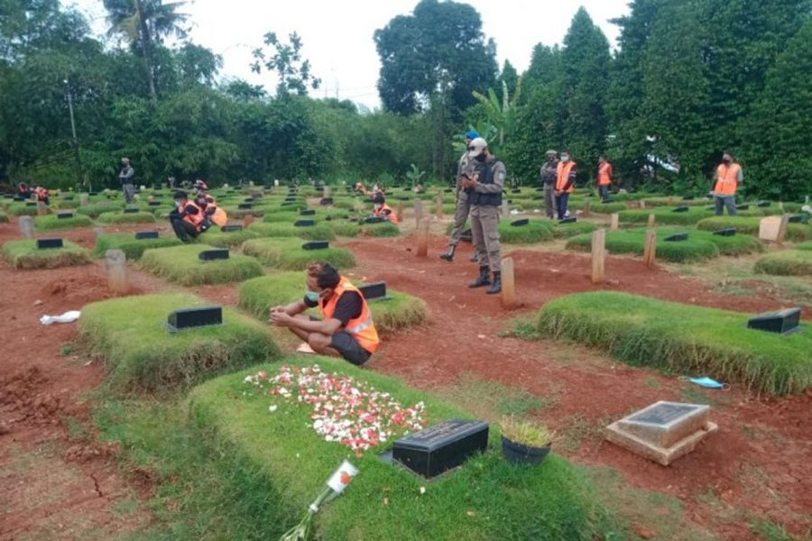 Satpol PP Tangsel Beri Sanksi Pelanggar Prokes Berdo’a di TPU Jombang