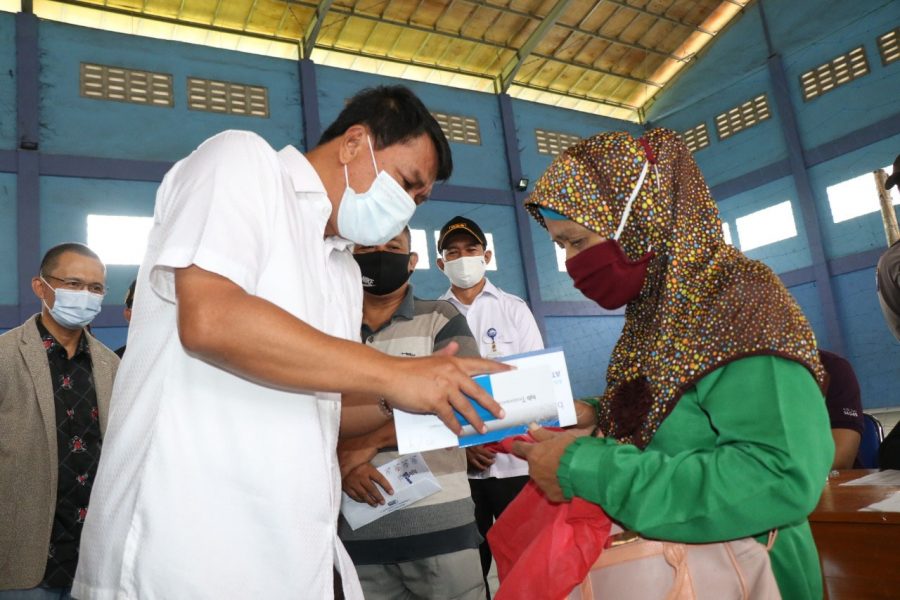 Pemkab Tangernga Serahkan Bantuan Permodalan Kepada Pelaku Usaha Kecil