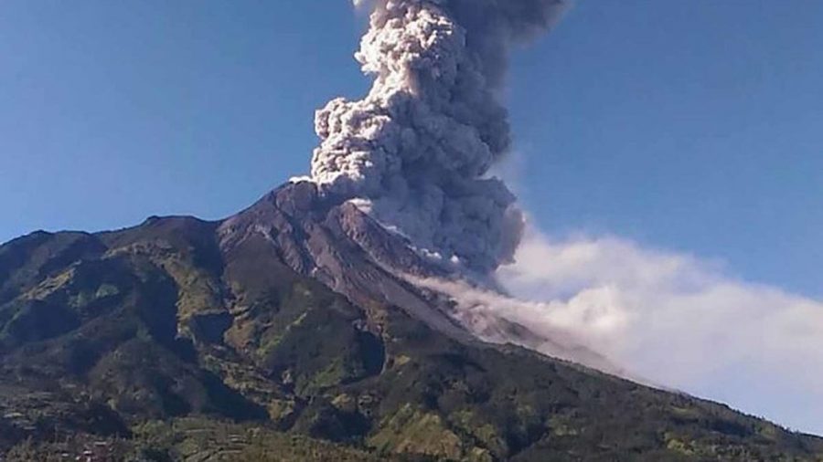 Gunung Merapi Fase Erupsi, Keluarkan Lava Pijar