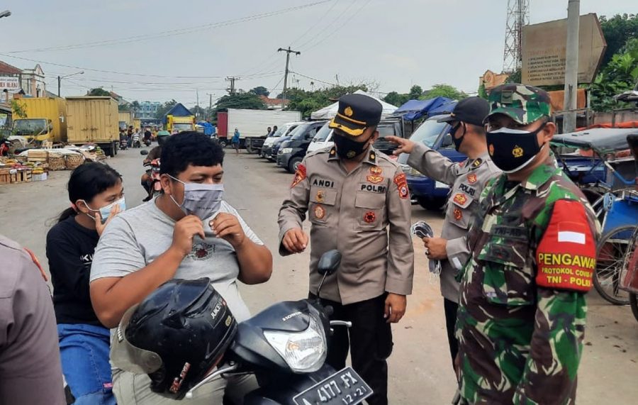 Polda Banten dan TNI Bagikan 5000 Masker Kepada Masyarakat di Kota Serang