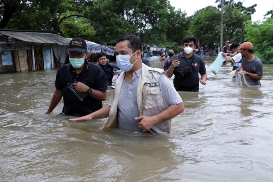 Tinjau Banjir, Situasi Masih Pandemi: Wali kota Tangerang Himbau Warga Jangan Berkerumun