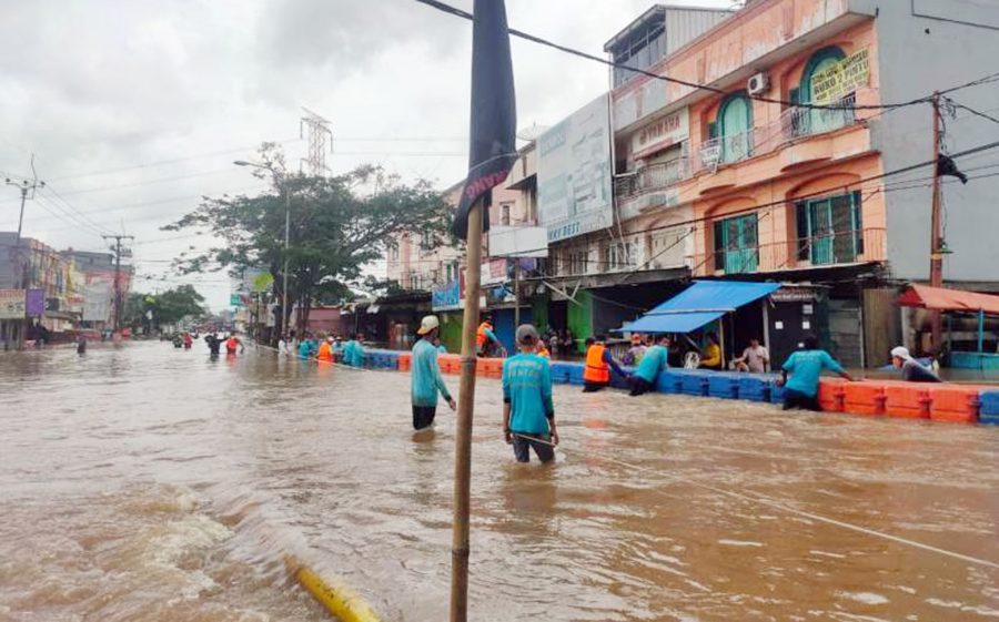 Akses Jalan Ciledug Indah Terputus Banjir, PUPR Buat Jembatan Apung