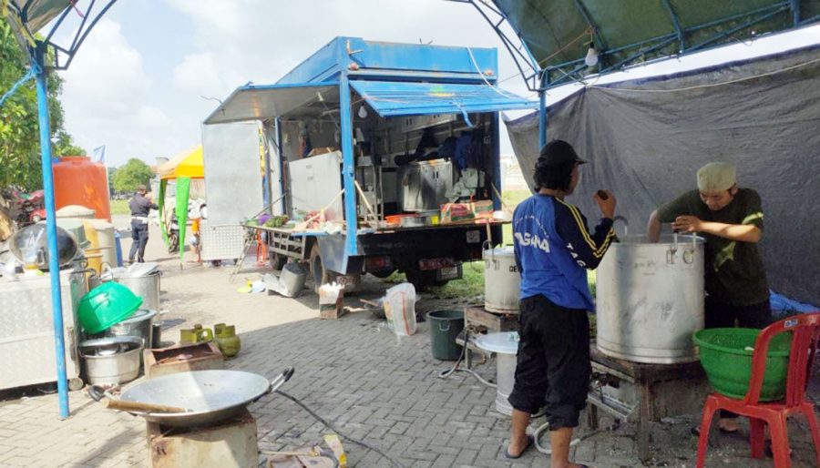 Dinsos Dirikan Dapur Umum Bantu Korban Banjir di Pasar Kemis