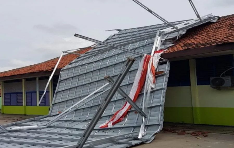 Awning Bangunan SMP Negeri 2 Ciruas Hancur Dihantam Angin Putting Beliung