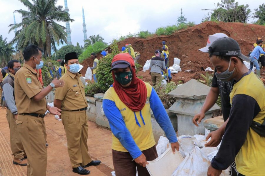Antisipasi Cuaca Ekstrem, Pemkot Tangerang Tambal Kebocoran Tanggul