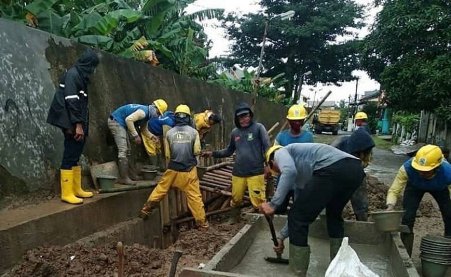 Antisipasi Banjir, Dinas PUPR Kota Tangerang Rehabilitasi Turap dan Angkut Sampah