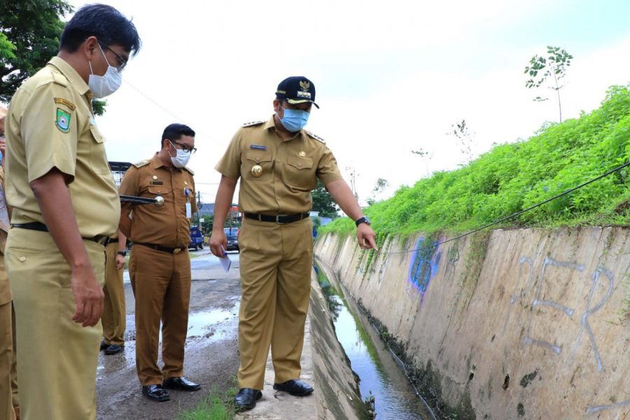 Arief Tinjau Tanggul dan Saluran Wilayah Rawan Banjir di Kecamatan Periuk