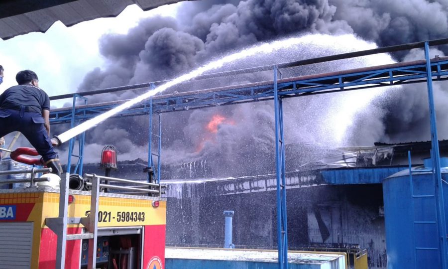Pabrik Makanan Indofood di CikupaTangerang Terbakar Hebat
