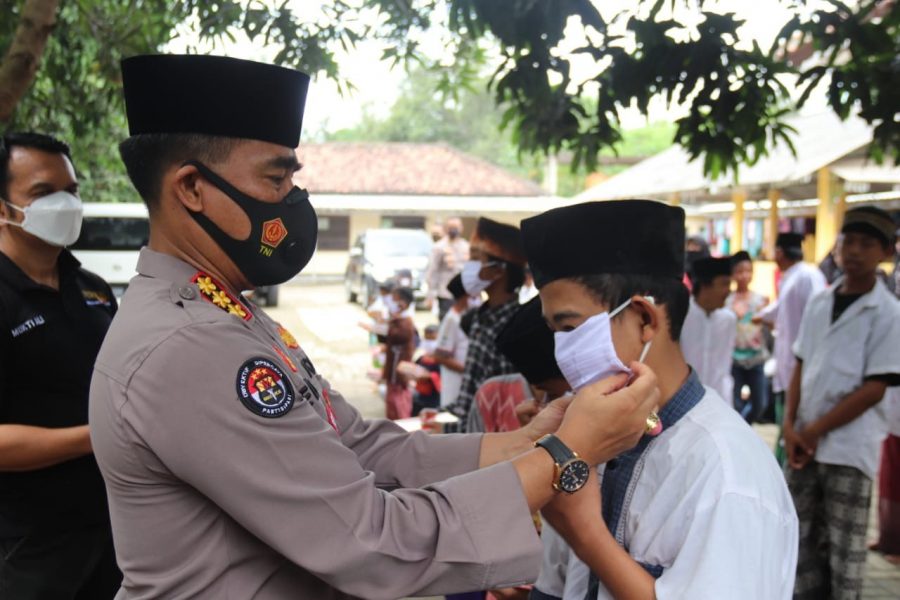 Tim Warung Jum’at Polda Banten Salurkan Paket Sembako ke Panti Asuhan Baiturrahman