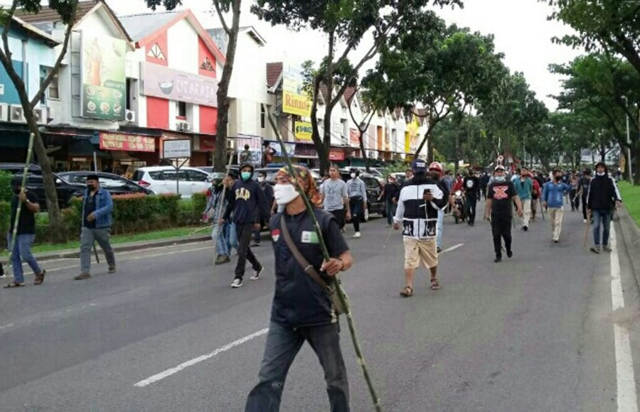 Ormas Pemuda Pancasila dan FBR Bentrok Membawa Sajam di Jalan Graha Raya Tangsel