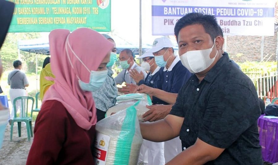 Yayasan Buddha Tzu Chi Bagikan Sembako Kepada Warga Desa Lemo Teluknaga