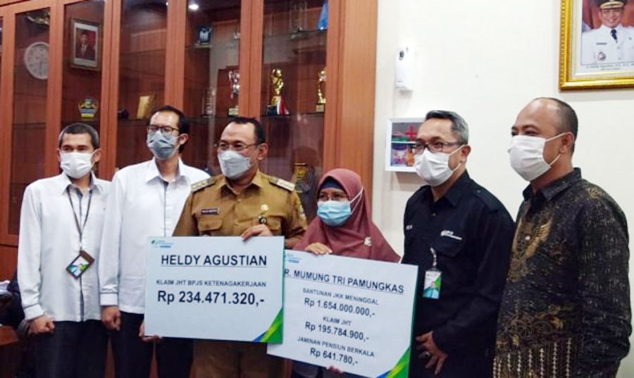 Walikota Cilegon Serahkan Santunan Kematian Kecelakaan Kerja BPJAMSOSTEK