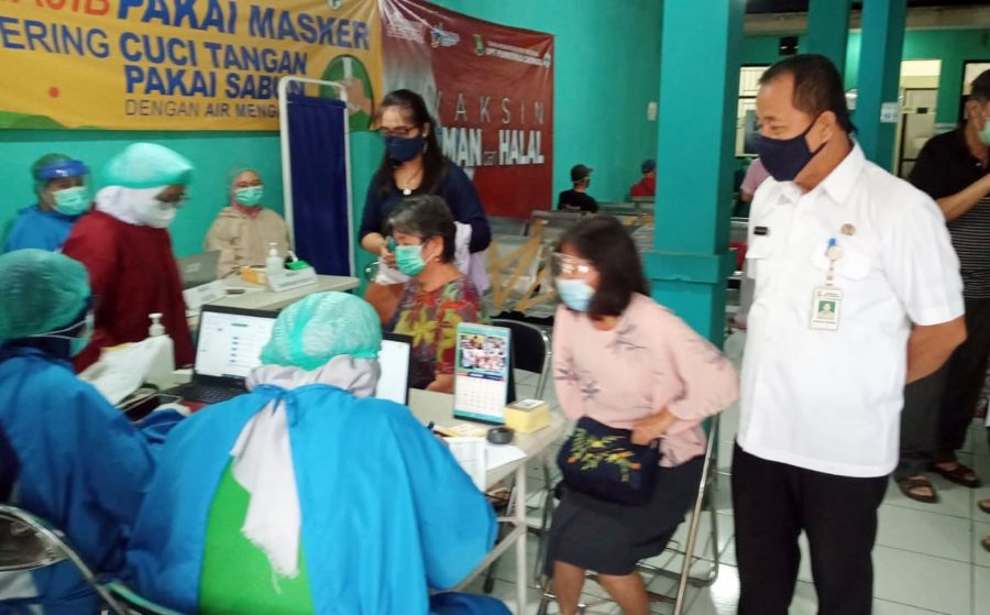 60 Warga Lansia Kelapa Indah Lakukan Vaksinasi Covid-19 di Puskesmas Cikokol