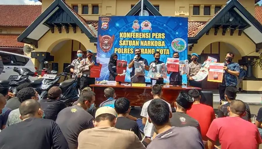 Polisi Tangkap Pembuat Tembakau Gorila Rumahan yang Dijual Online di Kota Serang