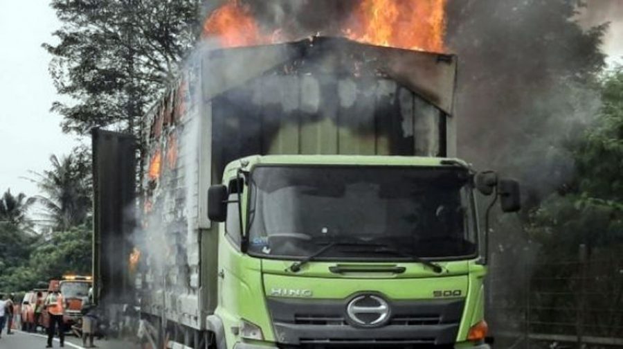 Truk Pengangkut Paket Terbakar di Tol Tangerang-Merak