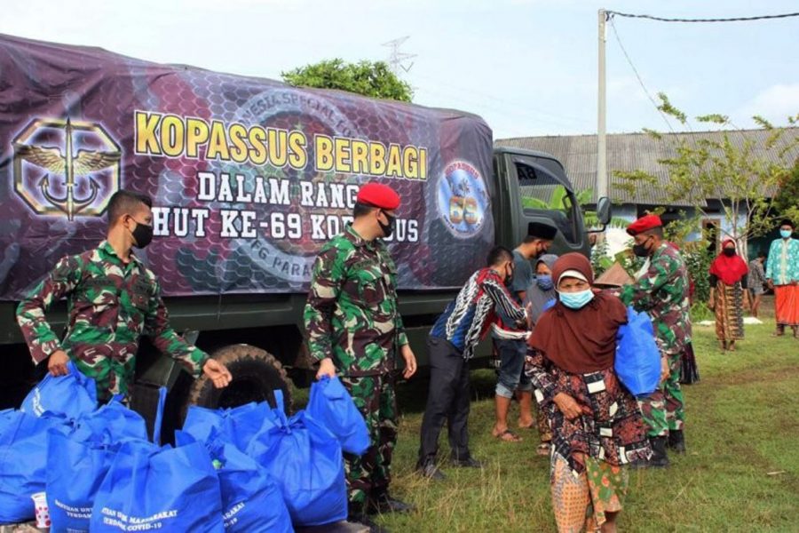 Pasukan Kopassus Bagikan 2.000 Paket Sembako Bagi Warga Terdampak COVID-19