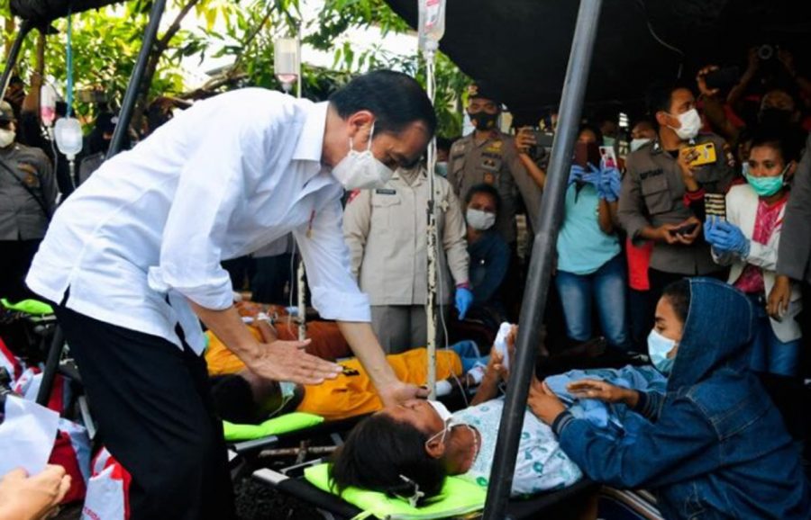 Presiden Joko Widodo Tinjau Posko Pengungsi Warga di di Adonara Flores NTT