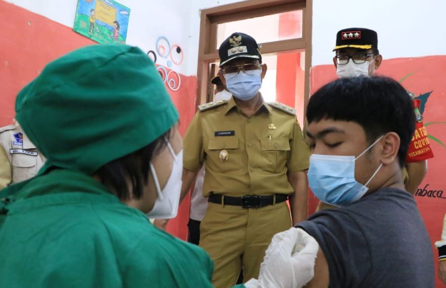 Wakil Walikota Tinjau Pelaksanaan Vaksinasi Pelaku UMKM dan PKL di Cipondoh