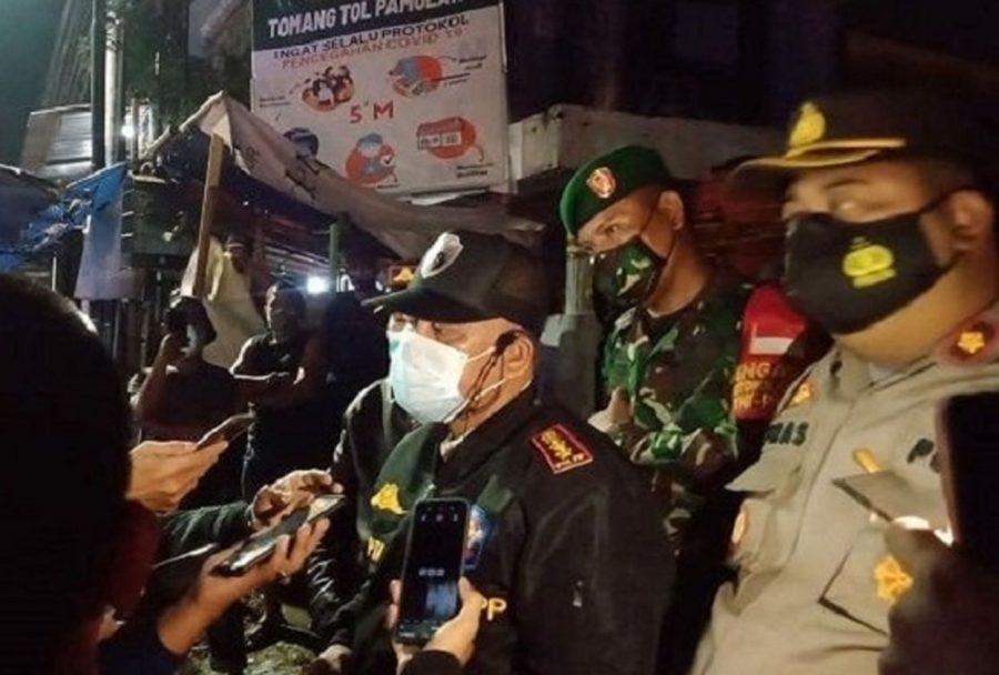 Tim Gabungan Bubarkan Kerumunan Bazar Ilegal di Tomang Tol Pamulang