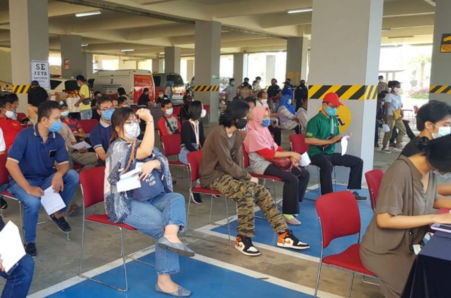 May Day, Ratusan Buruh Jalani Vaksinasi Covid-19 di Polres Tangsel