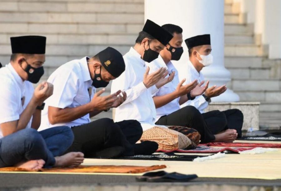 Presiden Jokowi dan Ibu Negara Shalat Idul Fitri di Halaman Istana Bogor