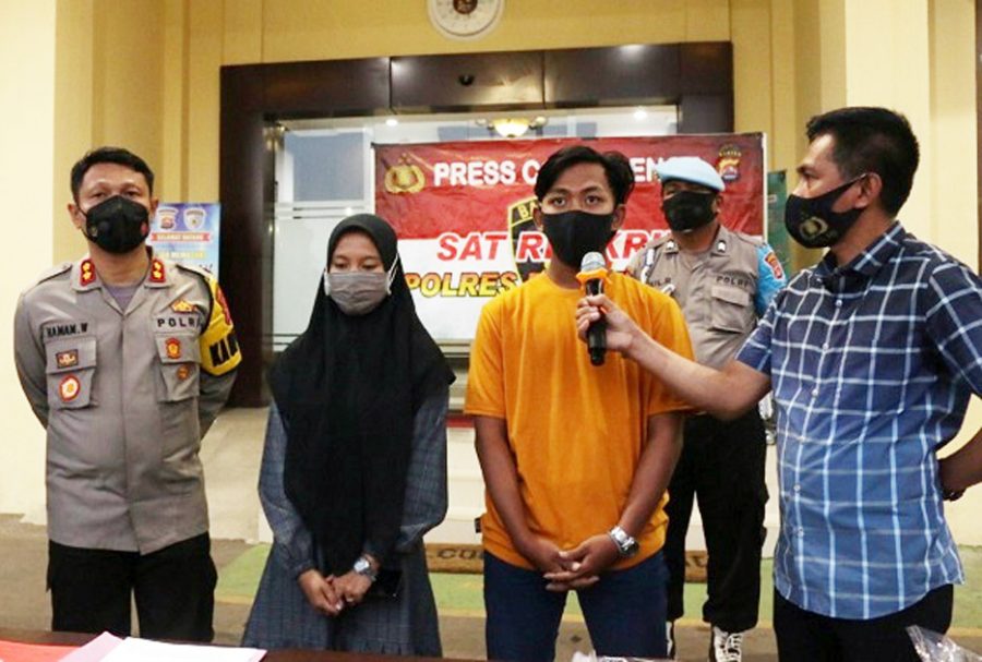 Polisi Tangkap Pasangan Pelaku Mesum di Pemandian Cikoromoy