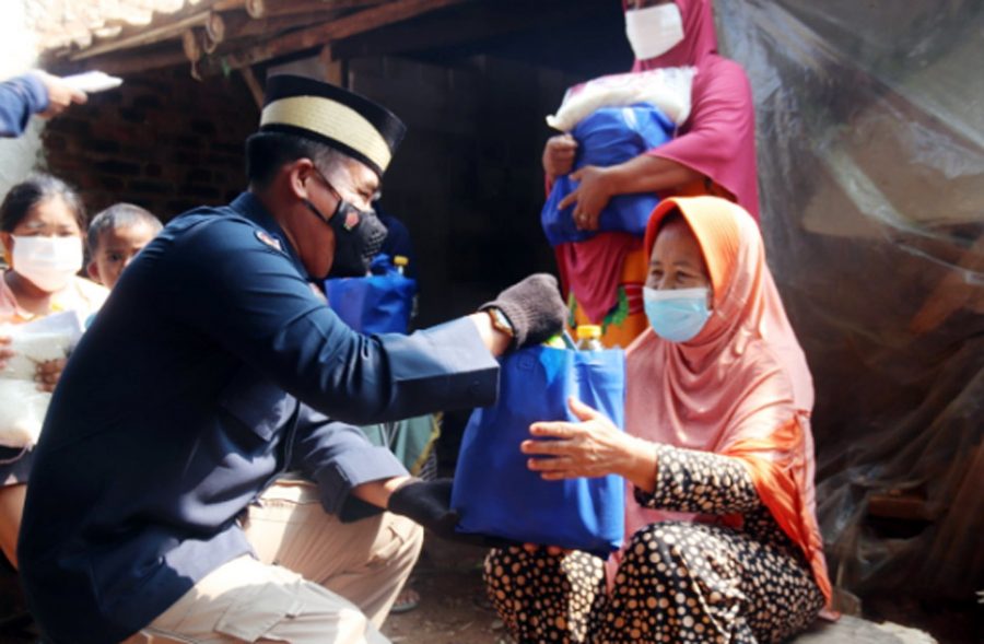 Tim Warung Jum’at Polda Banten Salurkan Puluhan Paket Sembako di Sayabulu
