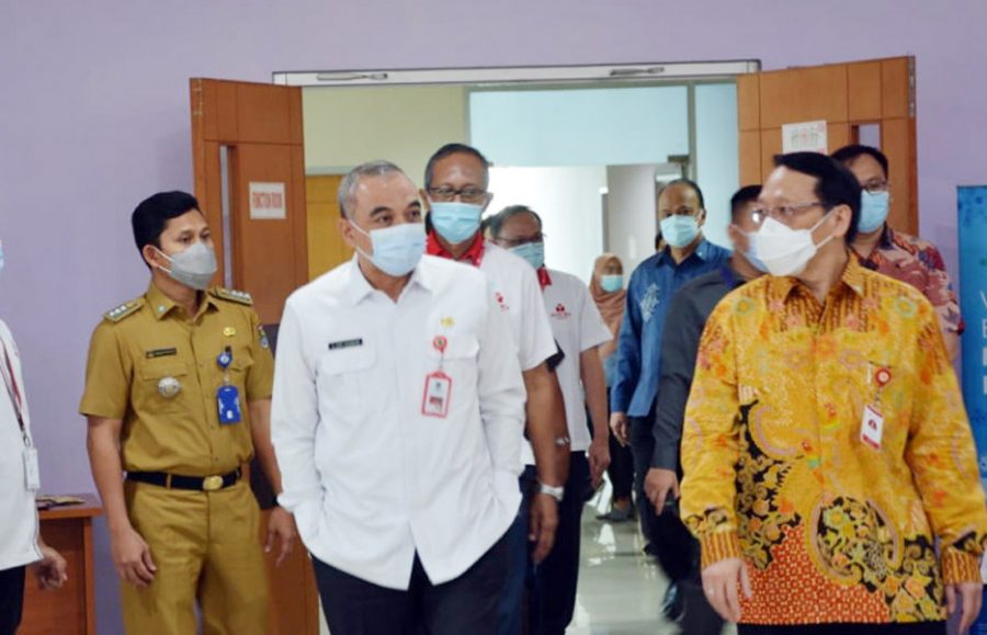 Bupati Zaki Pantau Pelaksanaan Vaksinasi Gotong Royong di PT. Mayora Jayanti