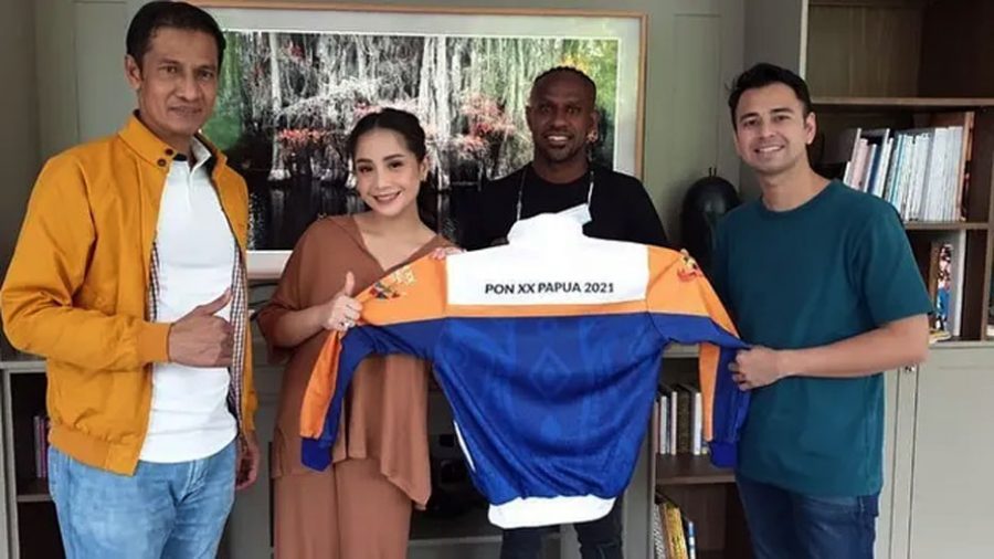 Klarifikasi Kritikan, Raffi Ahmad dan Nagita Slavina Jadi Ikon PON XX Papua Gaya Hidup - Nagita Slavina dan Raffi Ahmad ditunjuk sebagai icon untuk pelaksanaan PON XX Papua, mendampingi Boaz Solosa sebagai Duta PON. Penunjukkan Raffi Ahmad dan Nagita Slavina ini menuai beragam respons dari berbagai lapisan masyarakat. Presenter Raffi Ahmad akhirnya buka suara terkait penunjukan Nagita Slavina sebagai ikon PON XX Papua. Pemilihan Nagita Slavina ini sempat menuai pro dan kontra hingga ramai dibicarakan di dunia maya. Tidak sedikit dari para kalangan selebritis, yang tidak setuju dengan penunjukkan Raffi Ahmad dan Nagita slavina ini sebagai ikon PON Papua XX, salah satunya adalah Arie Kriting. Dua nama itu dianggap kurang merepresentasikan Papua. Di tengah ramainya kritik untuk Raffi Ahmad dan Nagita Slavina, Putri Indonesia Papua Barat 2015 yaitu Olvah Alhamid muncul memberikan tanggapannya. Ia justru mendukung penunjukkan Raffi Ahmad dan Nagita Slavina dengan beberapa alasan. Raffi Ahmad menegaskan, dirinya dan Nagita Slavina bukan duta seperti yang sebelumnya dikritik oleh komika Arie Kriting. "Kita bukan duta, kita ikon. Mungkin itu ada missed communication aja. Kita ikon, dutanya Boaz Solossa," kata Raffi saat ditemui di kawasan Tendean, Jakarta Selatan, Kamis (3/6/2021). Raffi Ahmad lalu meminta awak media untuk mencari klarifikasi yang sebenarnya ke pihak penyelenggara PON. "Nanti bisa ditanya aja ke pihak PON. Kita ikon," ucap Raffi Ahmad lagi. Ayah satu anak ini juga tak mempermasalahkan perkataan netizen soal Nagita Slavina yang disebut kurang merepresentasikan perempuan Papua. "Ya kan kita ikon. Beda itu ikon sama duta tuh beda. Thank you," kata Raffi Ahmad sambil berlalu. Di tengah ramainya kritik untuk Raffi Ahmad dan Nagita Slavina, Putri Indonesia Papua Barat 2015 yaitu Olvah Alhamid muncul memberikan tanggapannya. Ia justru mendukung penunjukkan Raffi Ahmad dan Nagita Slavina dengan beberapa alasan. "Ingat PON adalah PEKAN OLAHRAGA NASIONAL. Sekali lagi, NASIONAL. Siapapun dengan KTP INDONESIA, berhak menjadi bagian kegiatan NASIONAL ini. Salam," tulis Olvah Alhamid menyertai unggahannya pada Kamis (3/6/2021). Dikutip dari laman Liputan6.com. Lebih lanjut, ia kemudian menelaah secara sederhana alasan-alasan mengapa ia mendukung pemilihan Raffi Ahmad dan Nagita Slavina. Salah satunya, Nagita Slavina dan Raffi Ahmad diyakini dapat menyebarkan informasi secara masif hingga ke kalangan-kalangan yang tak terjangkau pemerintah. "Apakah ada Orang Asli Papua dengan jumlah pengikut sebanyak @raffinagita1717? TIDAK. Apakah ada Orang Asli Papua yang se-terkenal @raffinagita1717 ? TIDAK," tulisnya. "Tahukah kalian bahwa lebih banyak orang yang baru tahu tentang PON akan diselenggerakan di Papua dari Raffi & Nagita? Padahal sudah dari tahun 2016 Pemerintah mempersiapkan ini semua. Masa? Iya, itu FAKTA nya," sambungnya. Bersamaan dengan itu juga, penunjukkan Raffi Ahmad dan Nagita Slavina sebagai ikon diyakini dapat menyebarkan banyak manfaat bagi warga Papua. "Bukannya harus nya malah itu adalah HAL BAIK bahwa banyak yang tahu tentang PON 2020/2021 akan diselenggarakan di Papua? Karena akan bantu perekonomian, pariwisata, dll? Mama-Mama punya jualan noken akan laris, jualan pinang akan laris, jualan sayuran & kasbi dll akan laris, pariwisata akan banyak dikunjungi sehingga pemasukan meningkat. Ini semua akan terbantukan APALAGI di zaman Corona ini," bebernya. Terakhir, ia mengajak masyarakat untuk lebih tenang serta bijak dalam merespons malasah ini. "Terus MASALAHNYA DIMANA? Apa yang perlu DIPERMASALAHKAN disini? Cobalah lebih tenang, lebih bijak dalam menyikapi ini. Terima kasih juga kepada Kakak @boazsolossa yang dengan bangga menjadi Duta PON 2020/2021. Semangat dan sukses!" tutupnya.