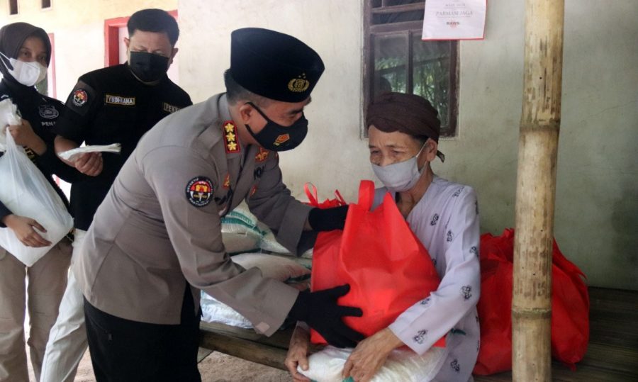 Jelang Hari Bhayangkara, Polda Banten Bagikan Paket Sembako untuk Masyarakat
